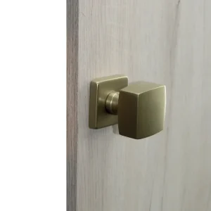 1 bouton sur rosace carré LINEA BERTOMANI sans trou laiton brossé